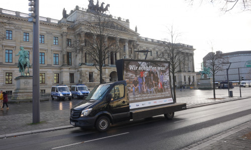 "Wir schaffen was!"- Aktion vor dem Schlossplatz. Foto: AGV