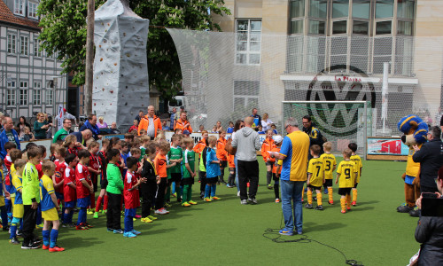 Karsten Hoffmann gratuliert den Kindern für spannende Spiele. Und, dass sich die kleinen Kicker bereits spannende Duelle wie die Großen liefern können, sehen Sie im Video. Foto/Video: Christoph Böttcher