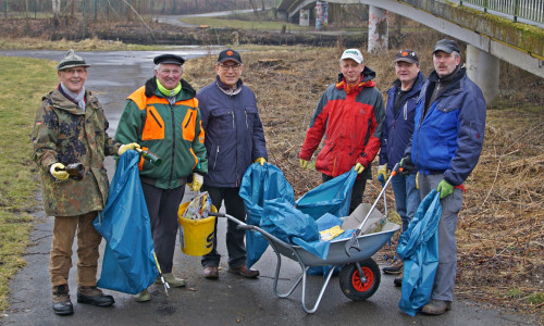 Die Mitglieder der Siedlergemeinschaft griffen ebenfalls zu den Müllsäcken. Fotos: Stadt Wolfenbüttel