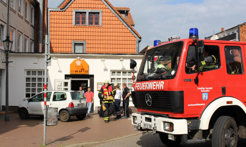 Die Feuerwehr kontrollierte mit einem Wärmemesser die Brandstelle. Foto: Jan Borner