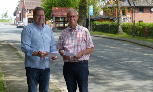 Marcus Bosse mit Flöthes Bürgermeister Hans-Dieter Bassy. Foto: SPD