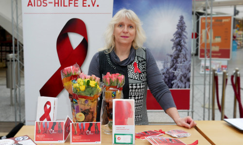 Kerstin Göllner berät Frauen am Stand der Braunschweiger AIDS-Hilfe. Foto: Alexander Panknin