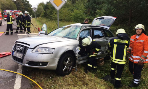 Eine Person wurde im Fahrzeug eingeklemmt und musste mit hydraulischen Rettungsgerät befreit werden. Fotos: Feuerwehr Helmstedt/Video: aktuell24 (KR)