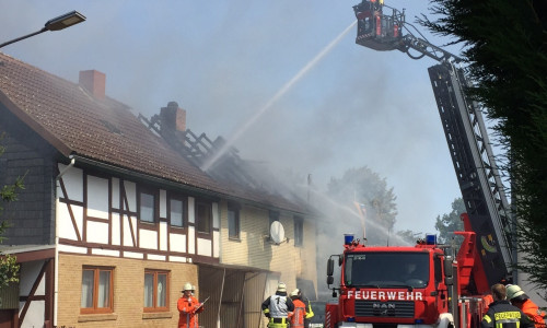 In einem Doppelhaus in Barnstorf in der Samtgemeinde Elm-Asse war ein Feuer ausgebrochen. 133 Einsatzkräfte waren vor Ort. Fotos: Jan Borner