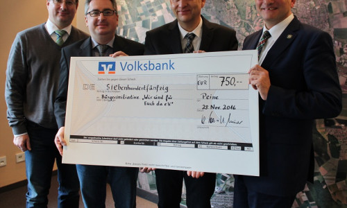 Bürgermeister Klaus Saemann nahm die Spende entgegen. Foto: Privat