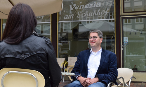 Oberbürgermeister Dr. Oliver Junk lädt zur Bürgersprechstunde in das „Eiscafe Venezia“ am Schuhhof ein. Archivfoto: Stadt Goslar.