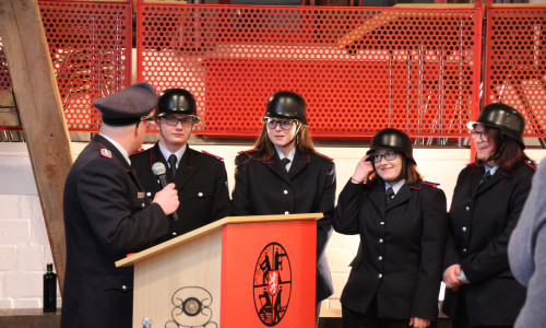 Von links: Ortsbrandmeister Jan Simons, Feuerwehrmann Paul Bienek, Feuerwehrfrauen Melissa Domke, Vanessa und Vivien Schrader. Foto: Feuerwehr Schladen