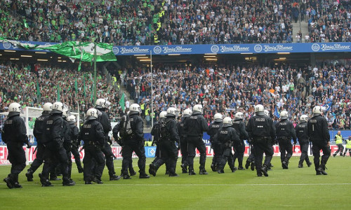 Vor einem Jahr: Wolfsburger Invasion in Hamburg. Kommen erneut die Hundertschaften der Polizei zum Einsatz? Foto: Agentur Hübner