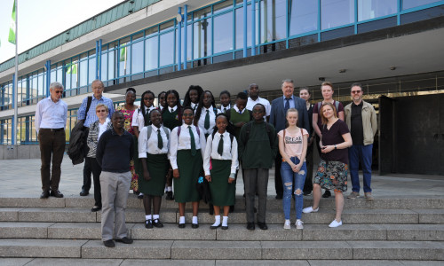 Die Keniansiche Schülergruppe vor dem Rathaus. Foto: Stadt Wolfsburg