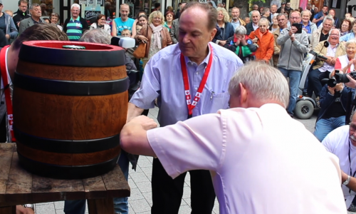 Oberbürgermeister Frank Klingebiel stach traditionsbewusst das Bierfass an. Video: Nino Milizia
