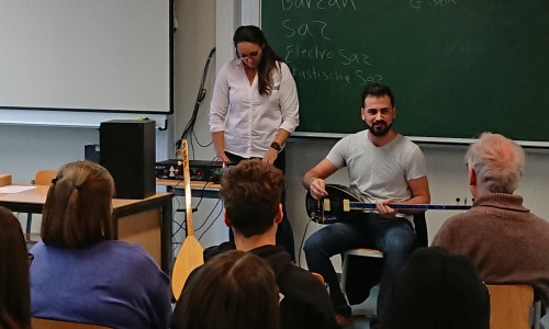 Der Musiker Barzan stellte den Schülern die Saz vor. Foto: THG