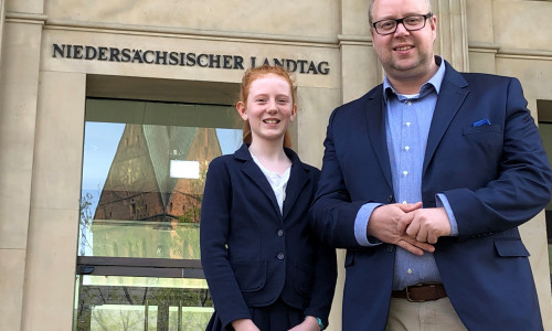 Lea Liebenow aus Schöningen mit Jörn Domeier vor dem Landtag. Fotos: SPD