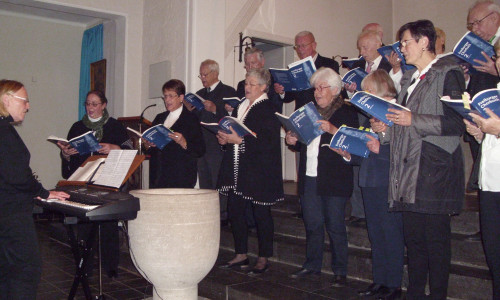 Mit viel Begeisteung erfüllte Chorgesang die Heilig Kreuz Kirche in Veltheim. Im Bild Chorleiterin Annegret Plate mit ihrem Chor. Foto: privat