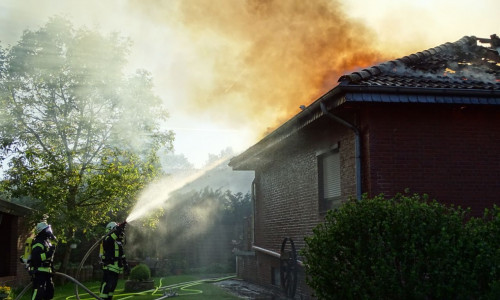 Der Schuppenbrand machte das Wohnhaus unbewohnbar. Fotos: Tobias Nadjib / Pressestelle der Kreisfeuerwehr Gifhorn
