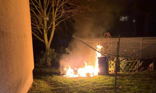 In einem Innenhof am Dammgarten brannten mehrere Mülltonnen. Fotos: Feuerwehr Helmstedt