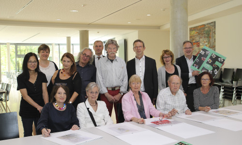 Die Wolfsburger Künstlergruppe „10KW“ sowie Vertreter des Fördervereins ready4work e.V. und der Sponsoren stellten den ready4work-Kunstkalender 2019 vor. Foto: Wolfsburg AG