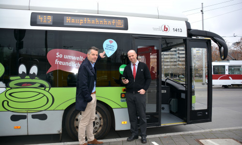 Die vier emil-Busse sind mit Aufklebern gekennzeichnet, die auf die freie WLAN-Nutzung hinweisen. Foto: Braunschweiger Verkehrs-GmbH