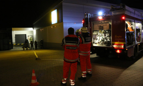 Die Feuerwehr erkundete die Räumlichkeiten, ein ofenes Feuer konnte aber nicht gefunden werden. Foto: Werner Heise