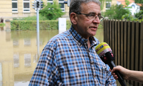 Bürgermeister Thomas Pink war am Freitag ein viel gefragter Mann. Hier im Interview mit RTL und N-TV. Einige Sender gingen live auf Sendung. Fotos: Werner Heise
