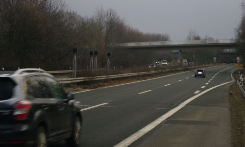 Bei einer gemessenen Geschwindigkeit von mehr als 180 km/ h musste der Fahrer angesichts des folgenden Straßenverlaufs an dieser Stelle der B 6 sicher extrem auf die Bremse treten. Foto: Landkreis Goslar