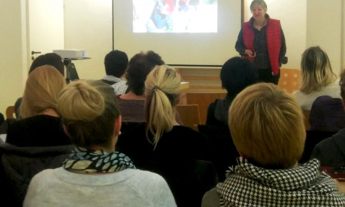 Dr. Sibylle Gerloff mit Publikum beim Vortrag zum Thema Abenteuer Schule. Foto: DRK