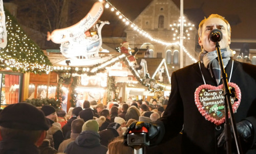 Der Oberbürgermeister hält eine Ansprache und eröffnet den Weihnachtsmarkt. Foto/Video: Alexander Panknin 