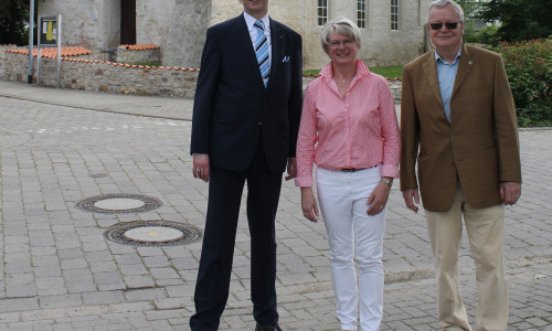 Ulrike Jungkurth (Mitte) und Jürgen Lingelbach (rechts) danken Christian Ahrens für die Spende, die dem nächsten Bauabschnitt zu Gute kommen wird. Foto: Christina Balder