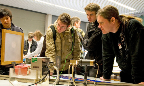 Schüler bei den Experimenten zum Mitmachen. Foto: TU Braunschweig