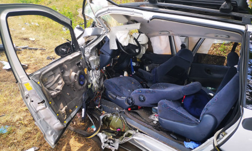 Die Fahrerin musste mit schwerem Gerät aus dem Fahrzeug befreit werden. Foto aktuell24/DC