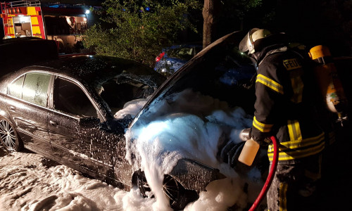 Einsatz mit Atemschutz nach dem Brand eines Autos im Juli in Groß Stöckheim. Foto: Feuerwehr Wolfenbüttel