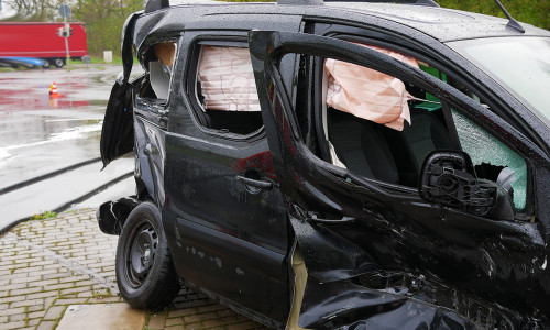 Durch den Unfall wurde ein Auto massiv geschädigt. Fotos: Alexander Panknin
