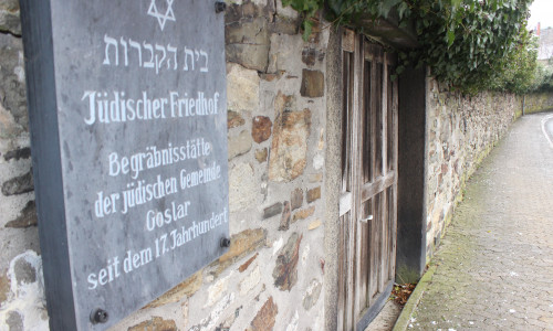 Derzeit ist der in der Glockengießer Straße gelegene Eingang zum jüdischen Friedhof mit einem Holztor verschlossen.  Foto: Anke Donner 