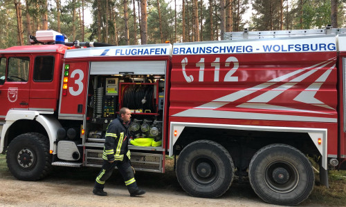 Mit seinen 8.000 Liter Fassungsvermögen half der große Löschwagen aus Braunschweig bei den Waldbränden. Foto: Flughafen Braunschweig-Wolfsburg GmbH