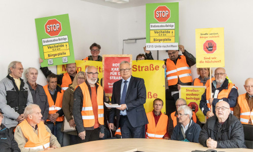 Die Bürgerinitiative übergibt Bürgermeister Ralf Werner die Unterschriftenliste. Fotos: Rudolf Karliczek