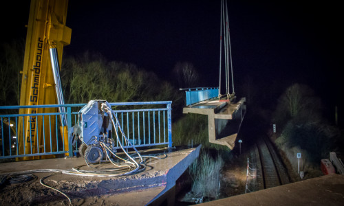 Hier schwebt ein 72 Tonnen schweres Brückenstück über die Bahnschienen. Fotos/Video: Werner Heise