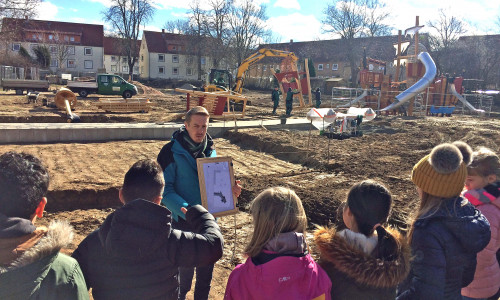  Landschaftsarchitekt Timo Wiegreffe erklärte den Schülerinnen und Schüler der Grundschule Steterburg wie der Spielplatz einmal aussehen soll. Foto: Stadt Salzgitter