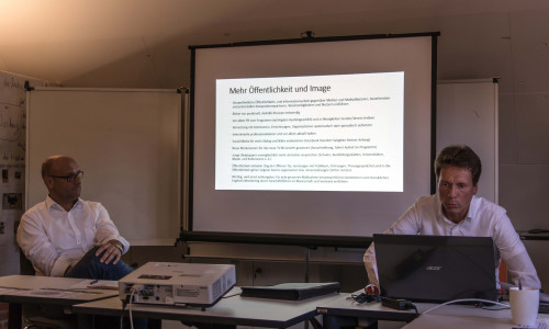Jörg Schambach und Fred Bärbock am vergangenen Montag bei der monatlichen Redaktionskonferenz. Fotos: Rudolf Karliczek 
