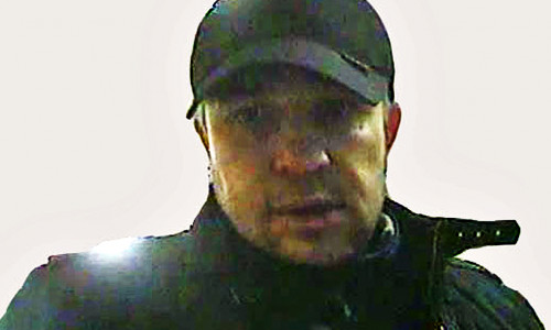Der gesuchte Täter trug ein Basecap und eine dunkle Jacke. Foto: Polizei