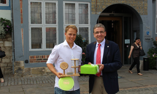 Bürgermeister Thomas Pink würdigt die Leistung des jungen Disc-Golfer-Vizeweltmeisters Marvin Tetzel. Foto: Jan Borner