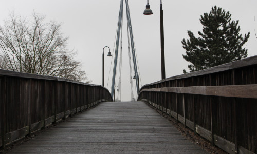 Es bleibt ungewiss, wie es mit der Geh- und Radwegbrücke weitergeht. Foto: Frederick Becker
