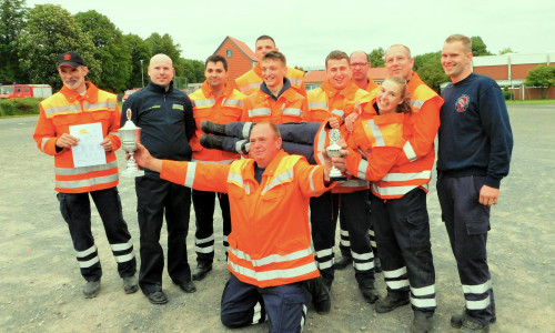 Die Freiwillige Feuerwehr Wittmar-Sottmar freut sich über den Sieg. Fotos: Feuerwehr Elm-Asse