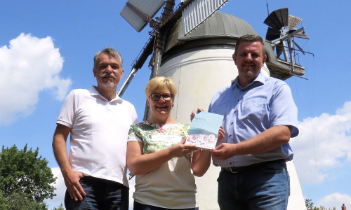 Sven Franke, Geschäftsführerin Nadine Nobile und Gemeindebürgermeister Andreas Busch vor der Windmühle in Wendhausen (v. li.). Foto: Gemeinde Lehre