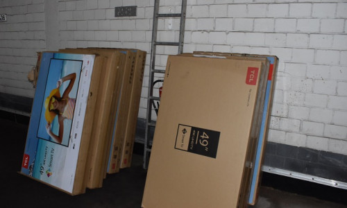 Aufgefundene Kartons mit neuwertigen Fernsehern. Foto: Polizei Peine