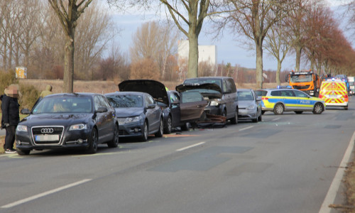 Insgesamt sieben Autos fuhren ineinander. Fotos: Rudolf Karliczek