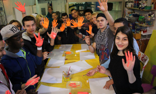 Sprachlernklassen der Erich-Kästner Hauptschule setzen mit roten Händen ein Zeichen gegen den Einsatz von Kindersoldaten und Krieg. Fotos: Max Förster