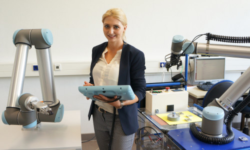 Als studentische Hilfskraft arbeitet Vivian Lisa Brücke am Institut für Produktionstechnik der Ostfalia zum Beispiel mit hochmodernen Industrierobotern. Foto: Ostfalia