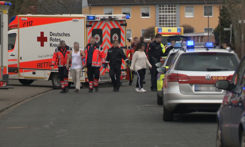 Nach dem Großeinsatz am Sonntag in Vöhrum laufen die Ermittlungen zum Motiv. Einer der Polizeibeamten, der während des Einsatzes verletzt wurde, ist auch weiter dienstunfähig. Foto: aktuell24 