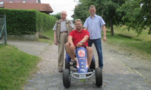 Christian Klank (rechts), Dieter Lorenz (links) und Marcus Goldmann (in der Seifenkiste) planten das Seifenkistenrennen in Abbenrode.

Foto: Dieter Lorenz

