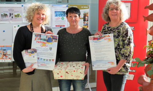 Christina Schütz, Stefanie Harre und Sabine Tüngler präsentieren die Flyer und Plakate im Rathausfoyer. Foto: Gemeinde Lehre