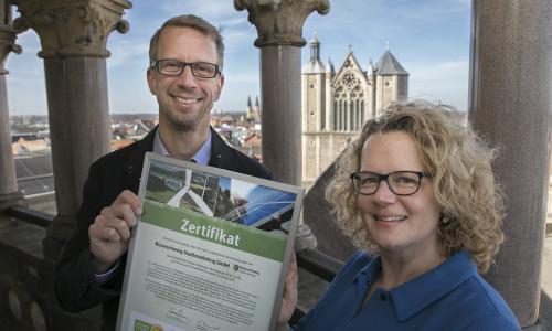 Sonja Gardeler von BS|ENERGY und Björn Nattermüller vom Stadtmarketing mit dem Zertifikat für sauberen Naturstrom. Foto: Braunschweig Stadtmarketing GmbH / Peter Sierigk